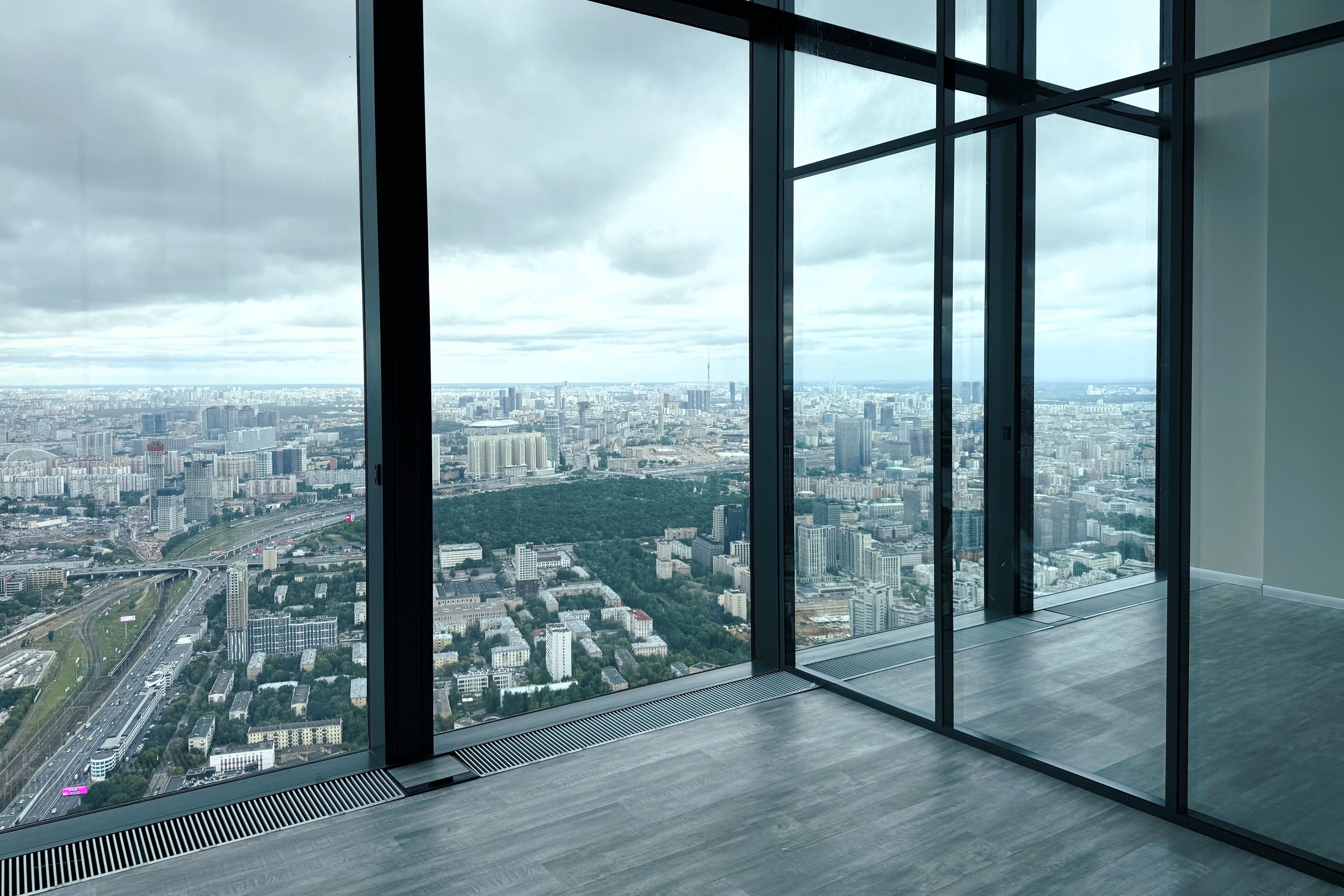 Офис 240 м² с высокими потолками 6,5 м в Neva Towers